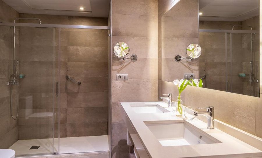 El Avenida Palace Barcelona Catalonia — Bathroom