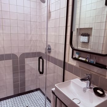 El Bonita Motel — Bathroom