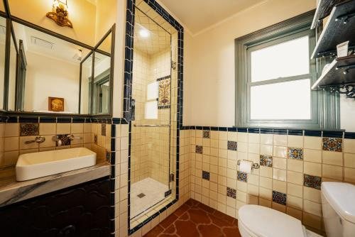 El Caminante Bar Bungalows — Bathroom