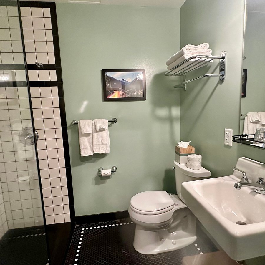 El Capitan Hotel — Bathroom