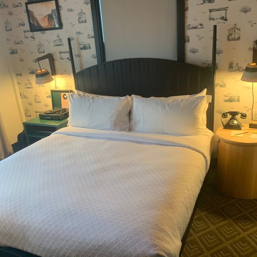El Capitan Hotel — Guest room
