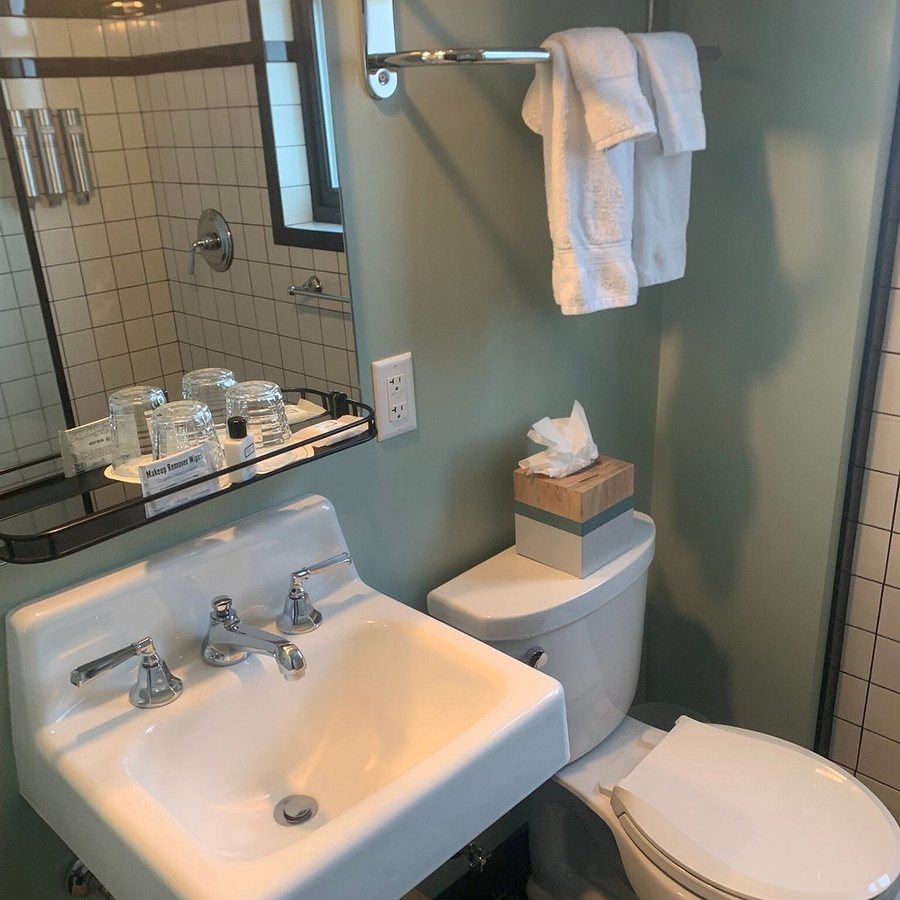 El Capitan Hotel — Bathroom