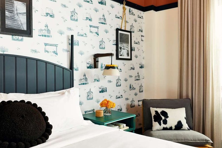 El Capitan Hotel — Guest room