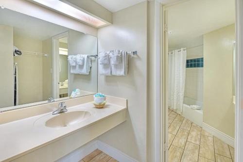 El Caribe Resort Conference Center — Bathroom