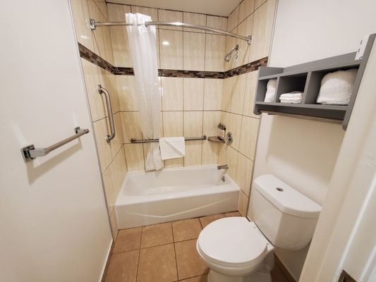 El Castell Motel — Bathroom