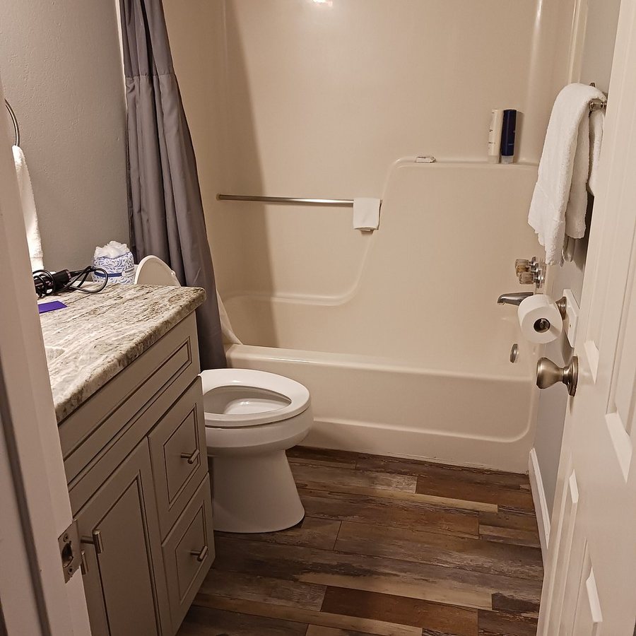 El Constante Beachfront Condominiums — Bathroom