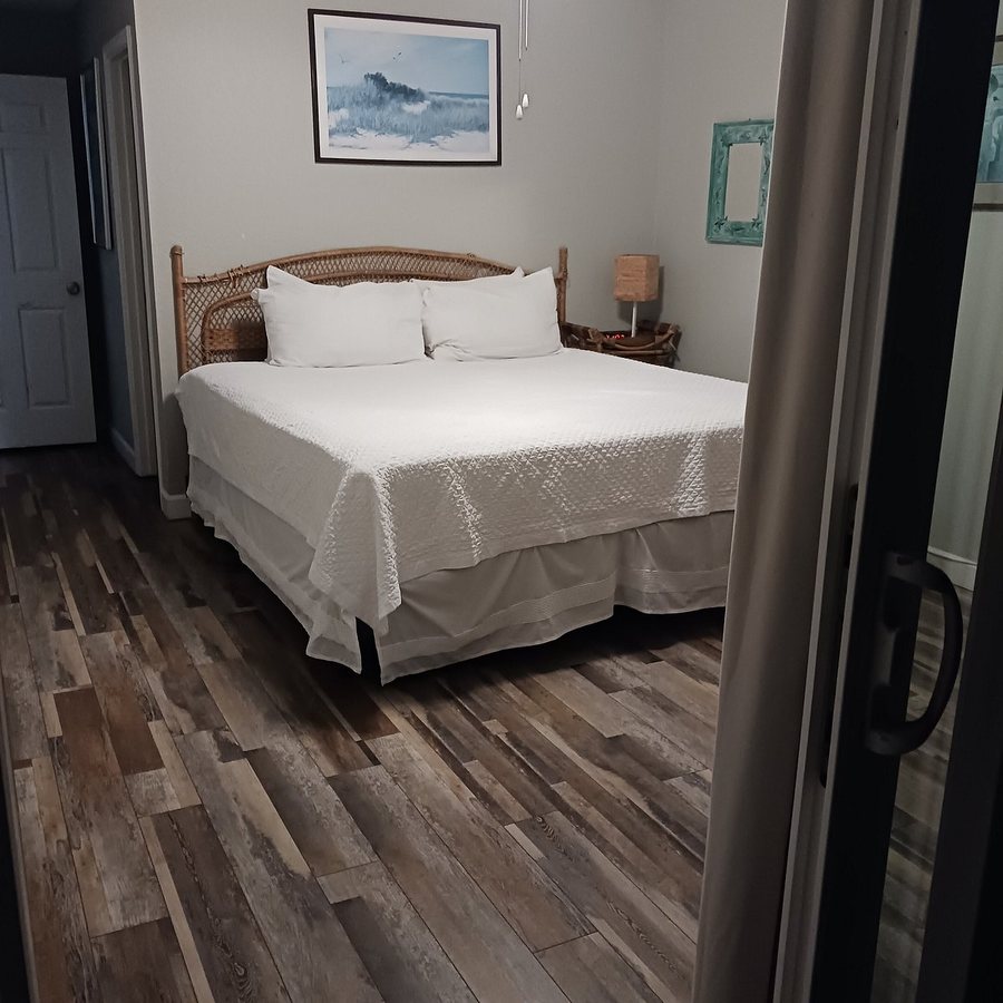El Constante Beachfront Condominiums — Guest room