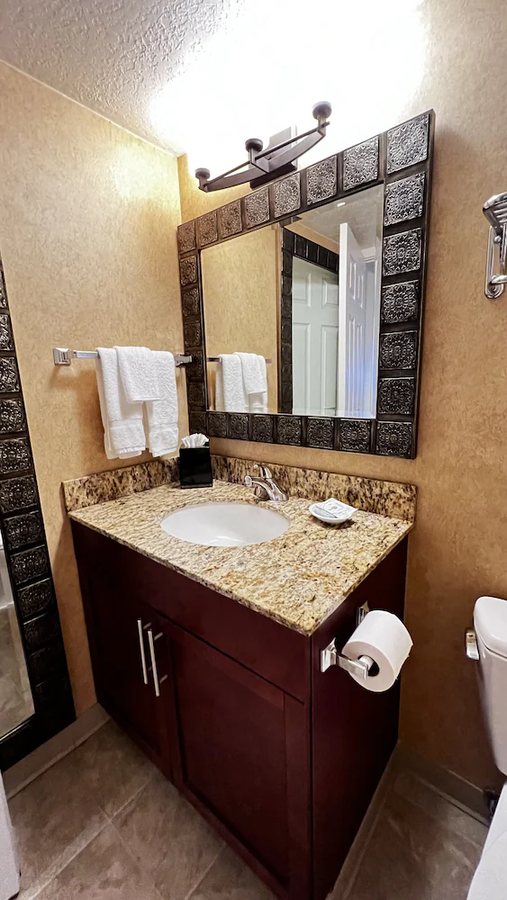 El Farolito B B Inn — Bathroom