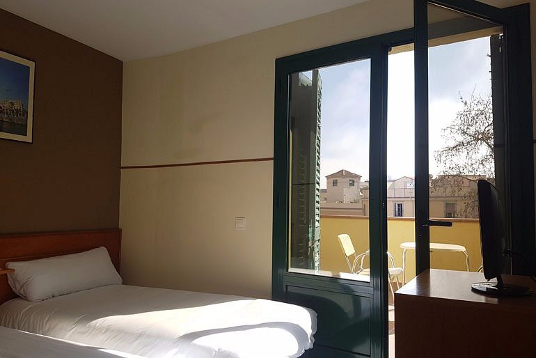 El Jardi Barcelona Catalonia — Guest room