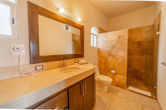 El Moro Hotel Suites — Bathroom