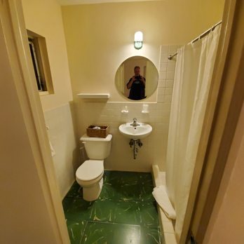 El Patio Motel — Bathroom