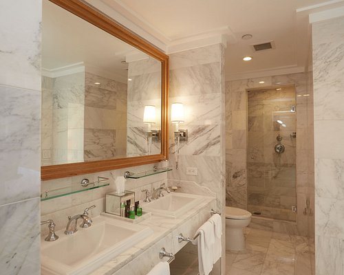El PRADO Hotel — Bathroom