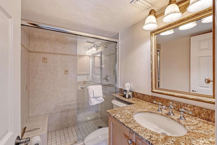 El Presidente Condominimums — Bathroom