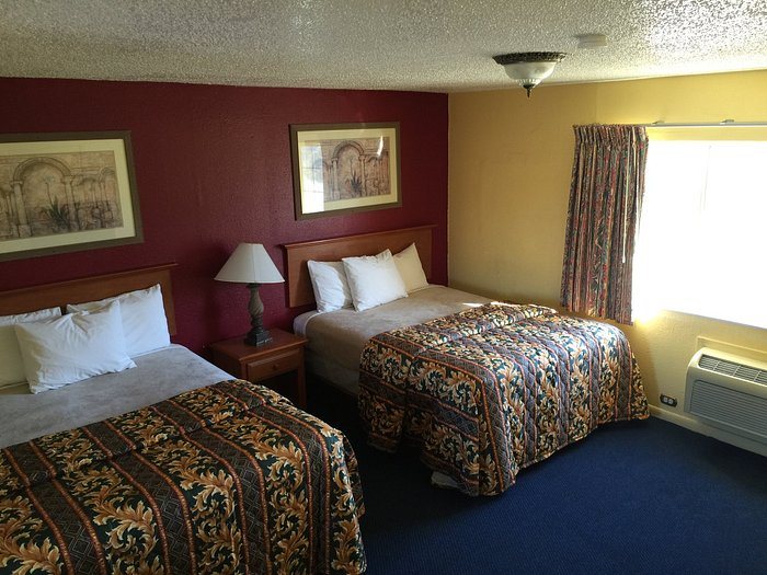 El Rancho Motel — Guest room