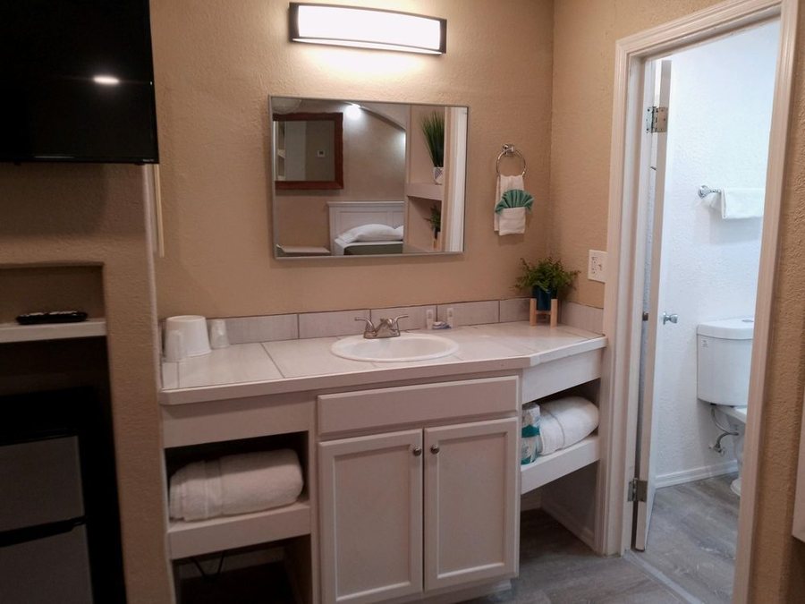 El Rancho Motel Los Angeles California — Bathroom