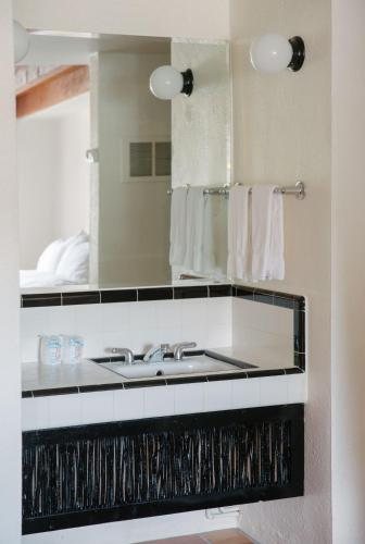 El Rey Court — Bathroom