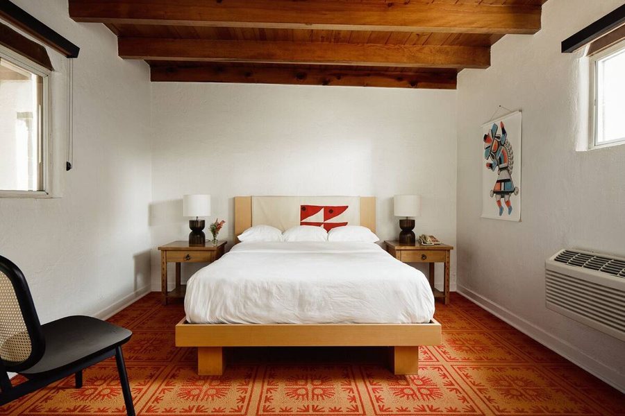 El Rey Court — Guest room
