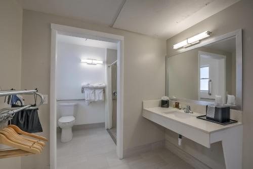 El Sendero Inn — Bathroom