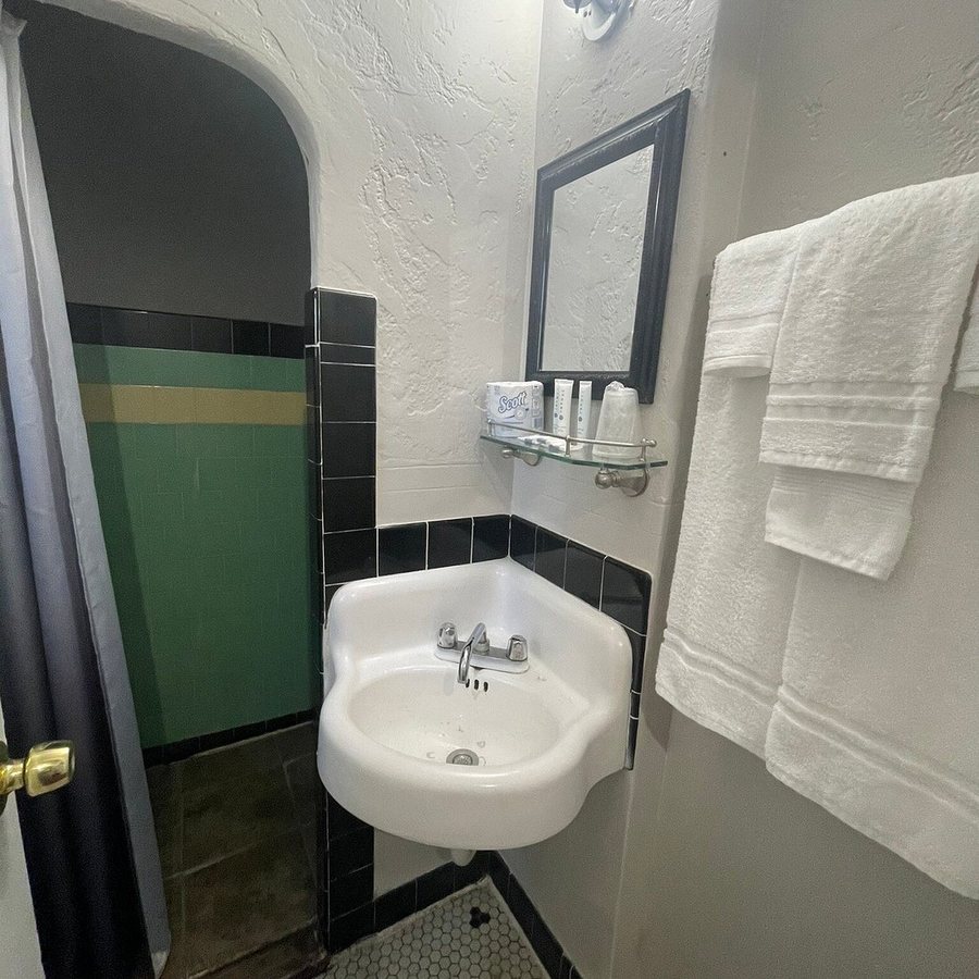 El Trovatore Motel — Bathroom