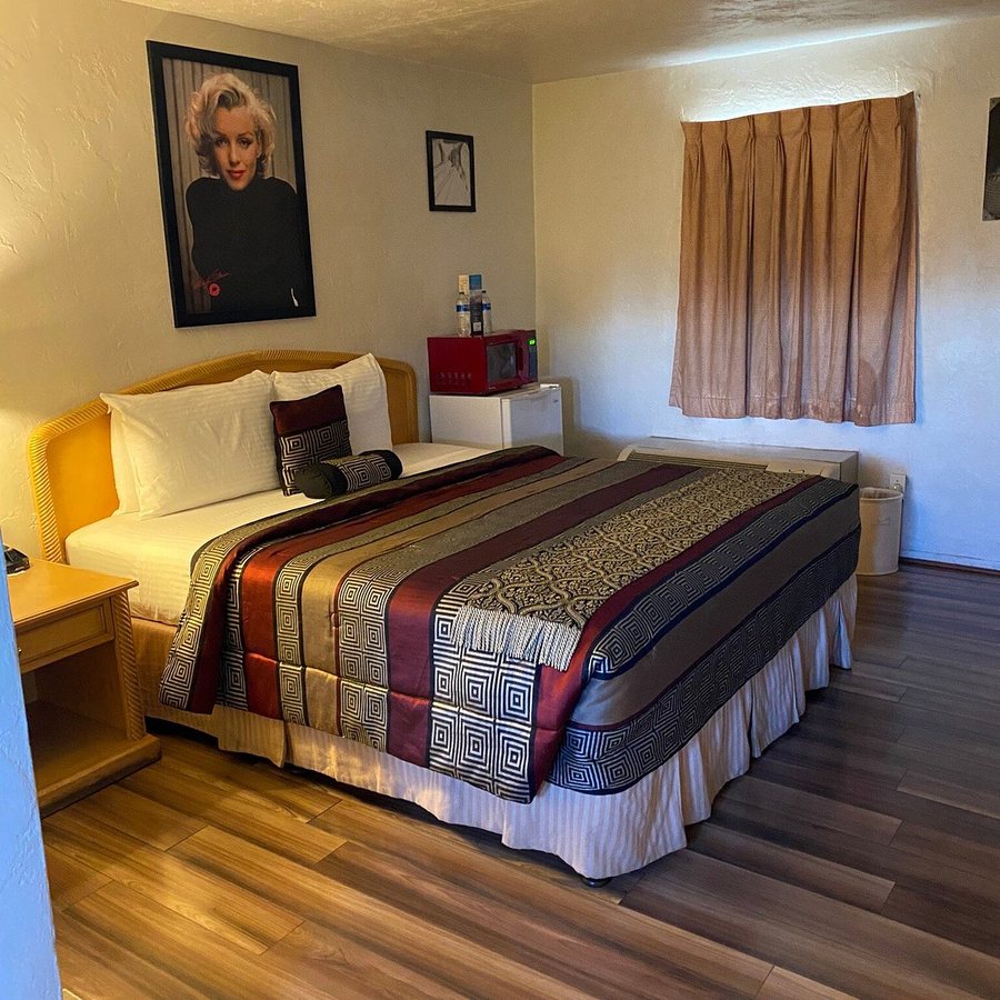 El Trovatore Motel — Guest room