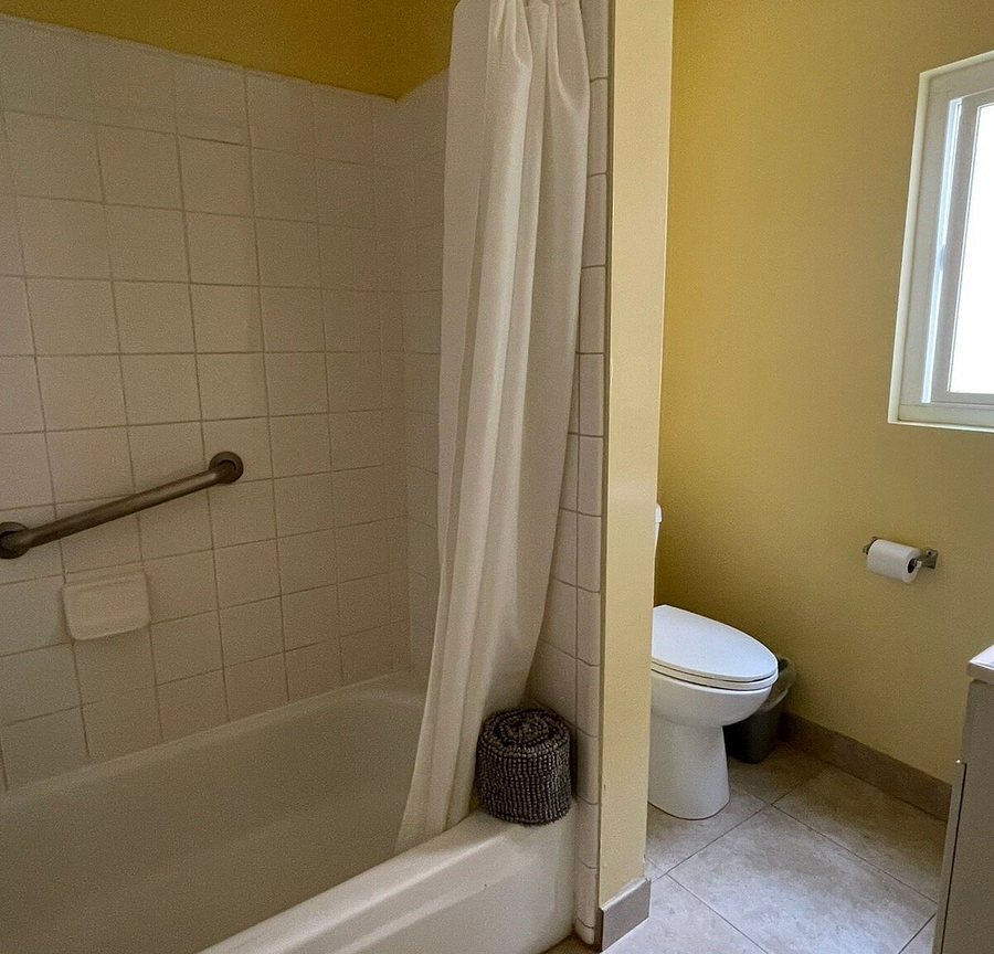 Elaine s Hollywood Bed and Breakfast Los Angeles California — Bathroom