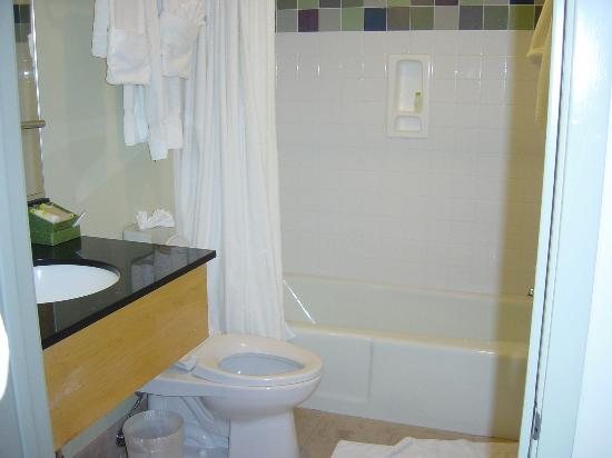 Elan Hotel Los Angeles California — Bathroom