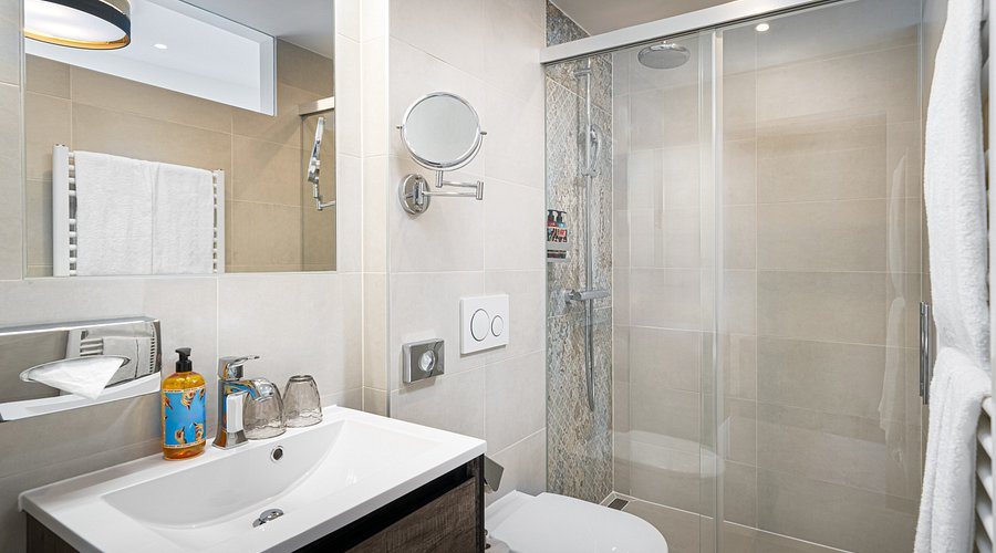 Elaya Hotel Vienna City West — Bathroom