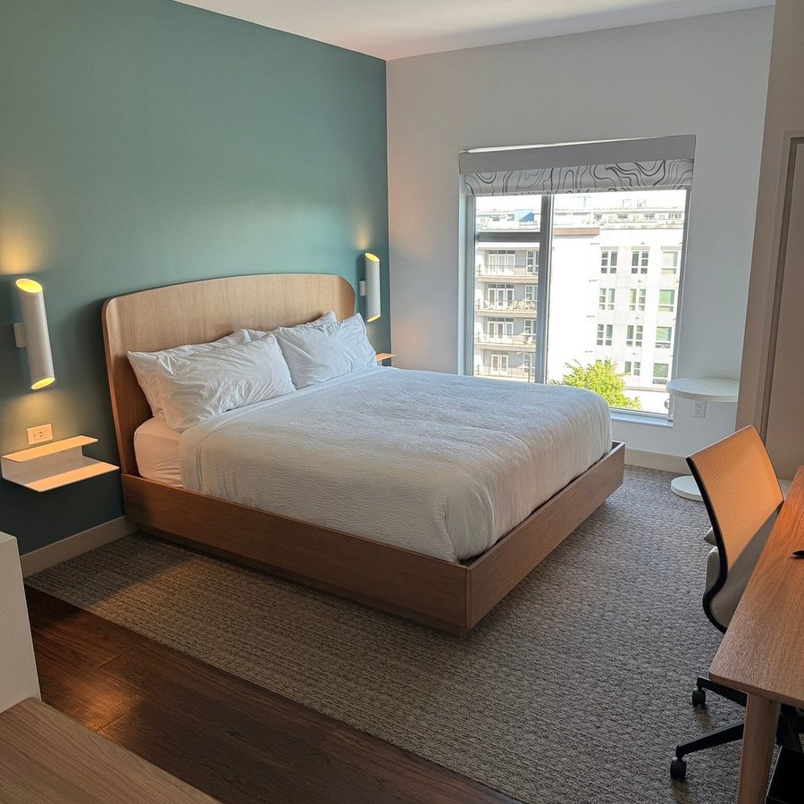 Element by Marriott Charlotte Uptown — Guest room