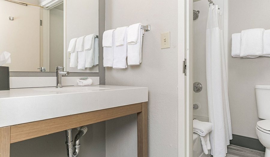 Element by Marriott Hampton Peninsula Town Center — Bathroom