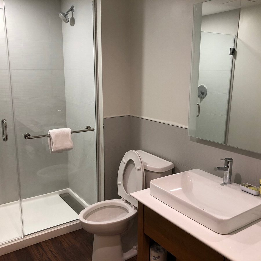 Element by Marriott Knoxville West — Bathroom