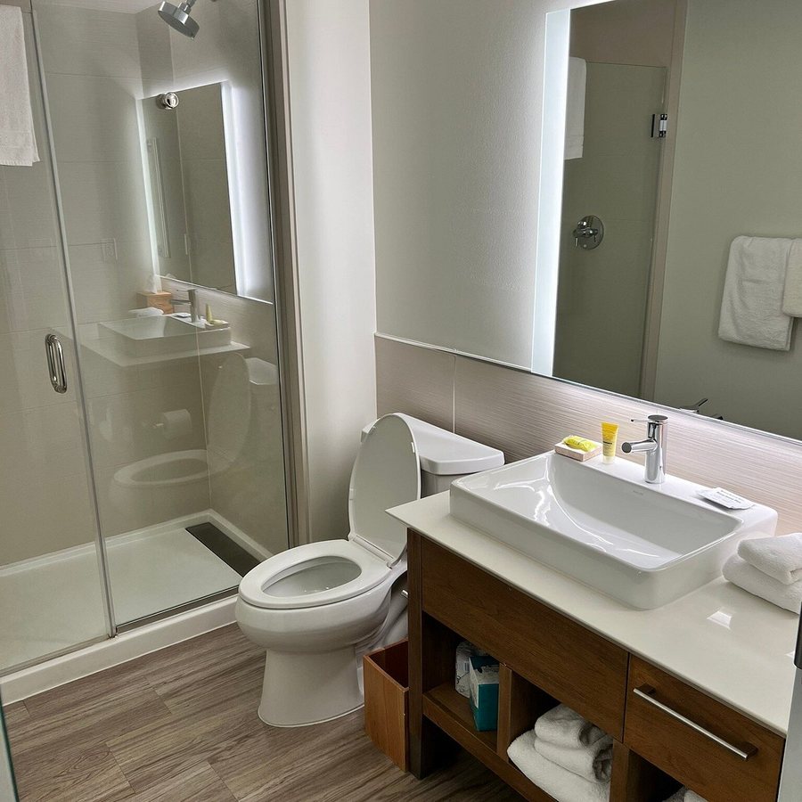 Element by Marriott Melbourne Oceanfront — Bathroom