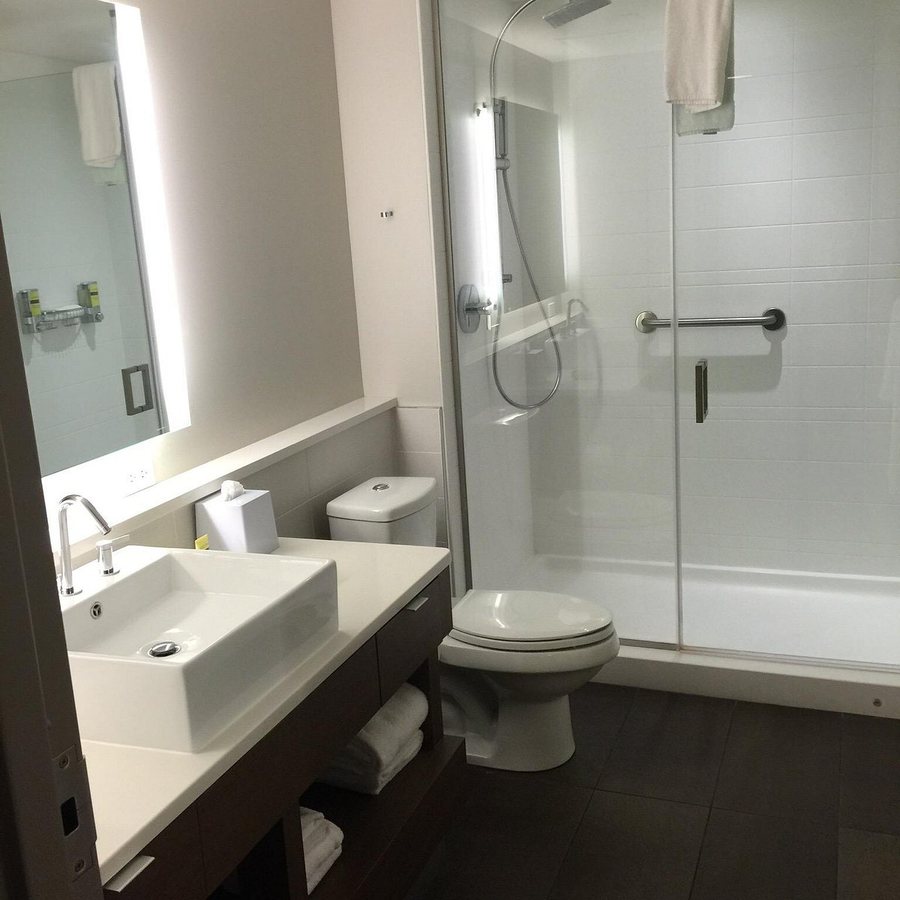Element by Marriott Omaha Midtown Crossing — Bathroom