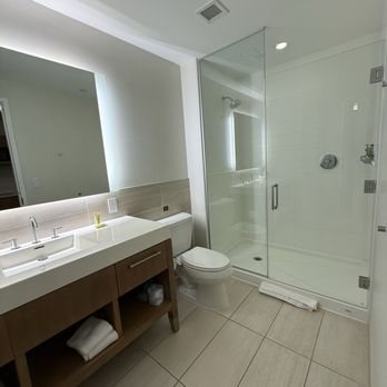 Element by Marriott Philadelphia Downtown — Bathroom