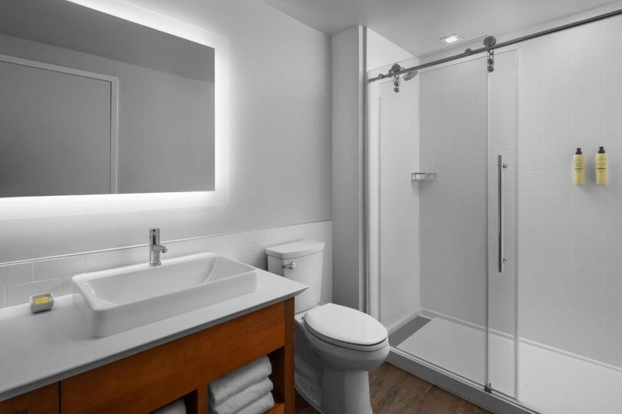 Element by Marriott San Antonio Riverwalk — Bathroom