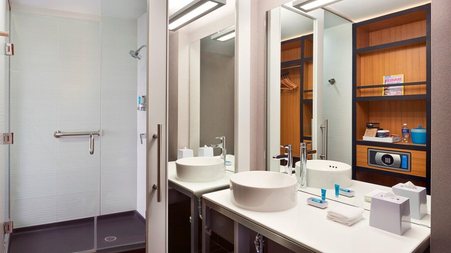 Element by Marriott Vaughan Southwest — Bathroom
