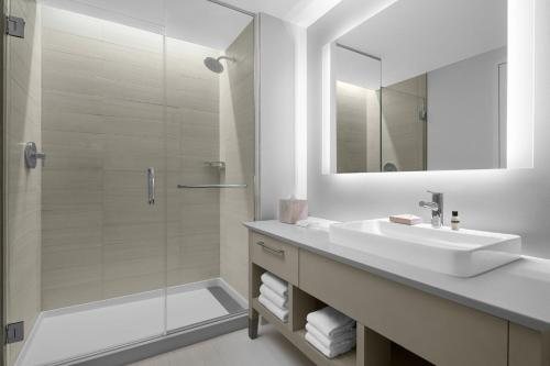 Element Miami Brickell Miami Florida — Bathroom