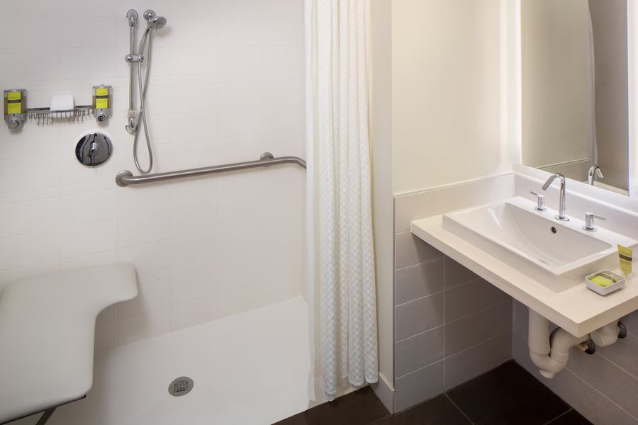Element Miami International Airport Miami Florida — Bathroom