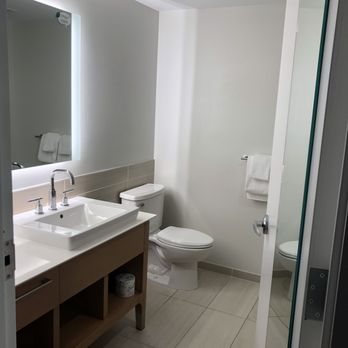 Element Moline — Bathroom