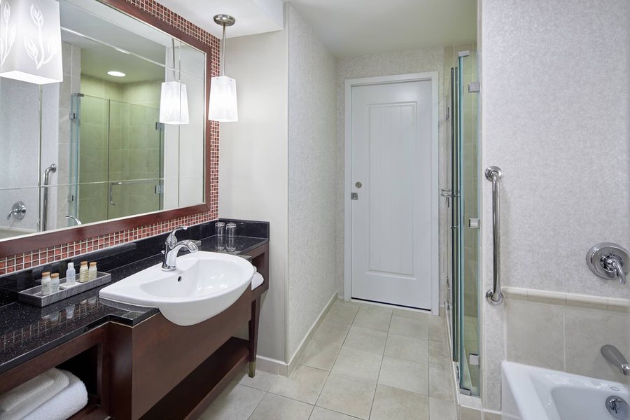 Elevation Convening Center Hotel — Bathroom