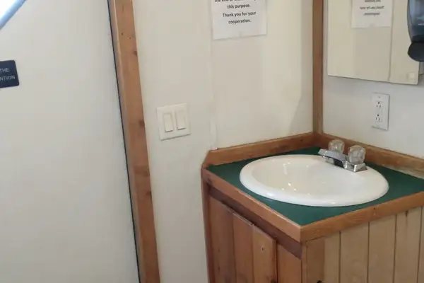 Elk Meadow Lodge RV Resort — Bathroom