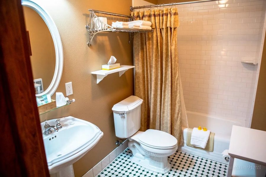 Elk Mountain Lodge — Bathroom