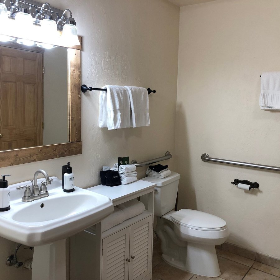 Elk Refuge Inn — Bathroom