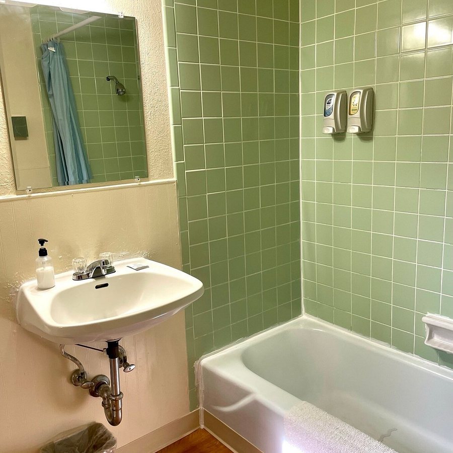Elkhorn Lodge — Bathroom
