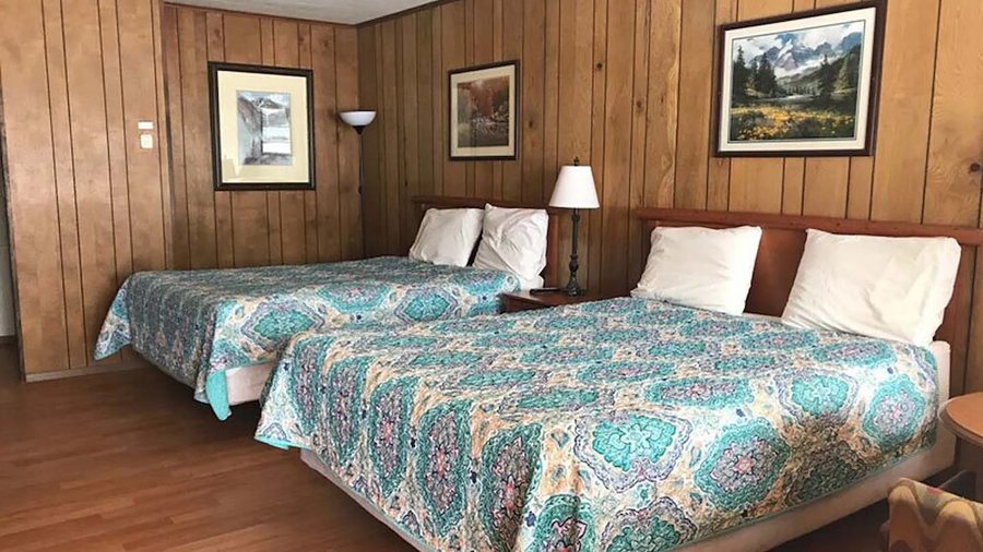 Elkhorn Lodge — Guest room