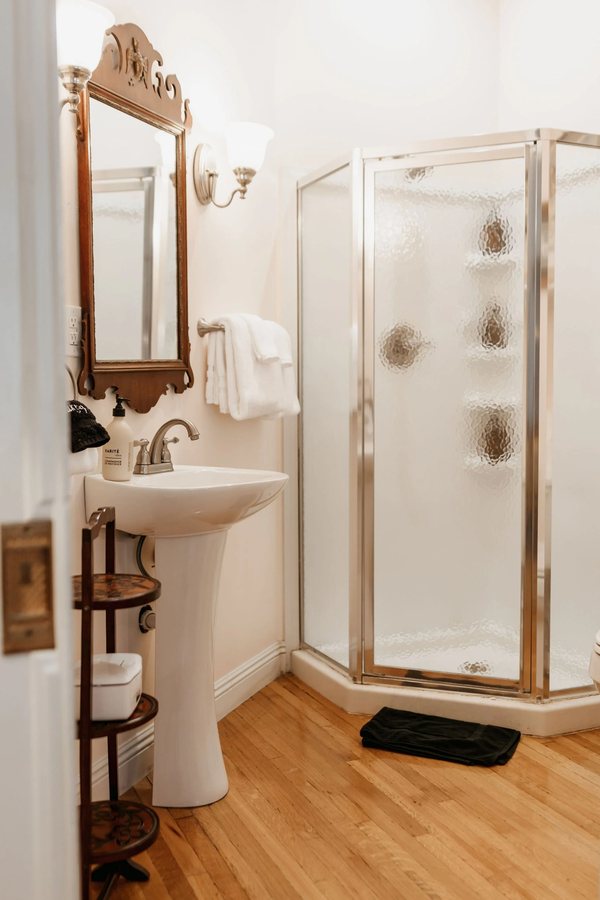Ellerbeck Mansion Bed Breakfast — Bathroom