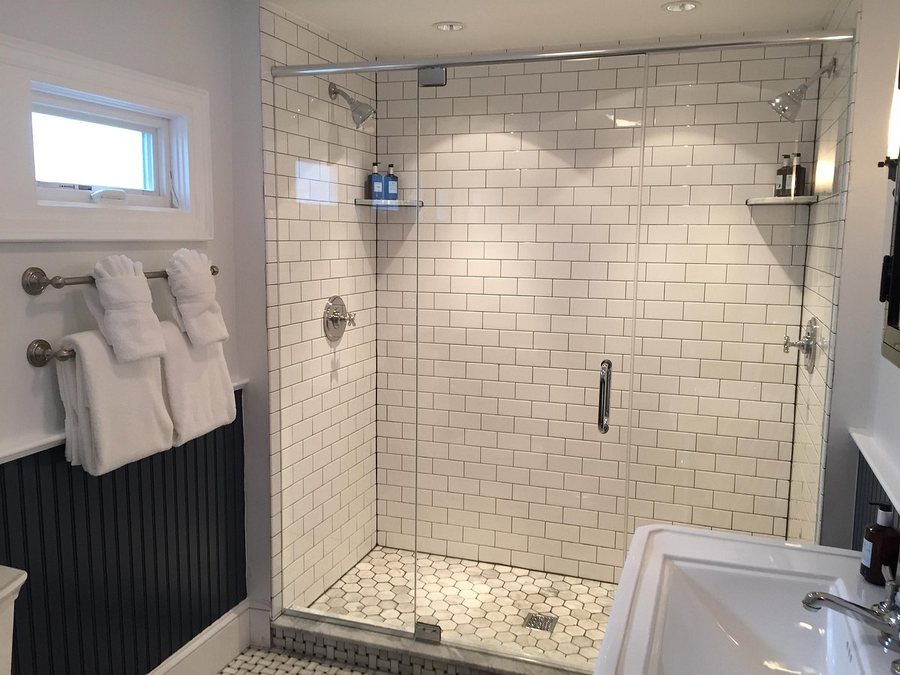 Ellery Hotel Provincetown — Bathroom