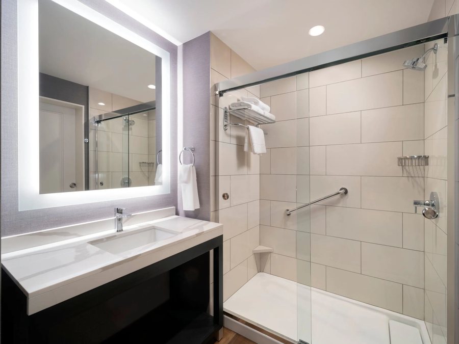 Ellison Suites Los Angeles California — Bathroom