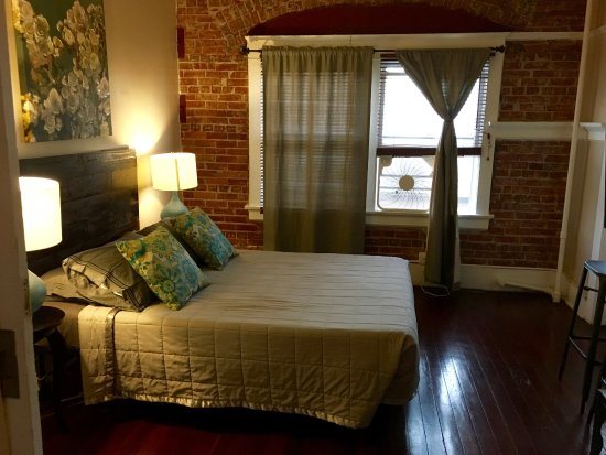 Ellison Suites Los Angeles California — Guest room