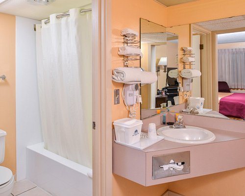 Ellsworth Suites — Bathroom