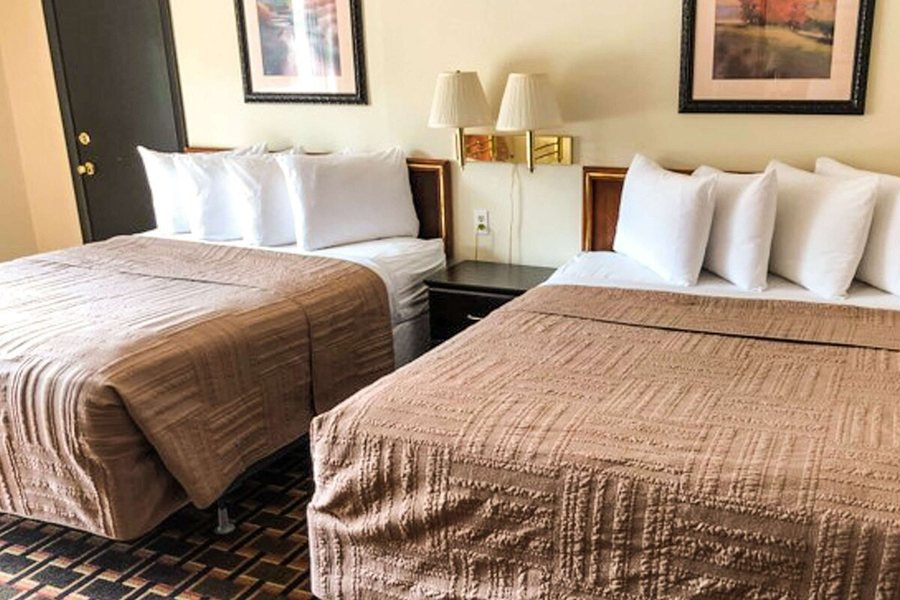 Ellsworth Suites — Guest room